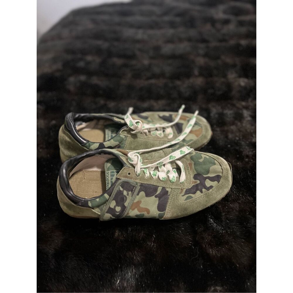Kangaroos SNEAKER Style Green Camo Shoes  SUEDE trim SZ 8.5